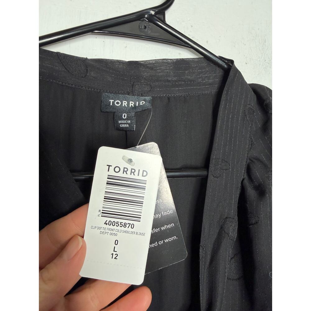 NEW Torrid Clip Dot Cold Shoulder Tie Front Blouse Black Size 0 L 12 - Picture 4 of 8